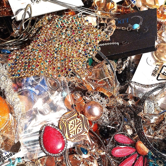 5 Lbs Metal Costume Jewelry Craft Broken Junk Lot, Rings, Earrings, Mismatched - Picture 6 of 8